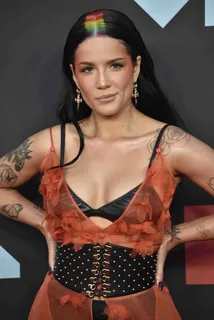 Halsey 22 Photos