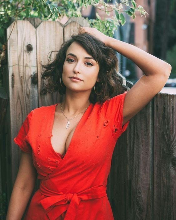 Milana Vayntrub 20 Photos