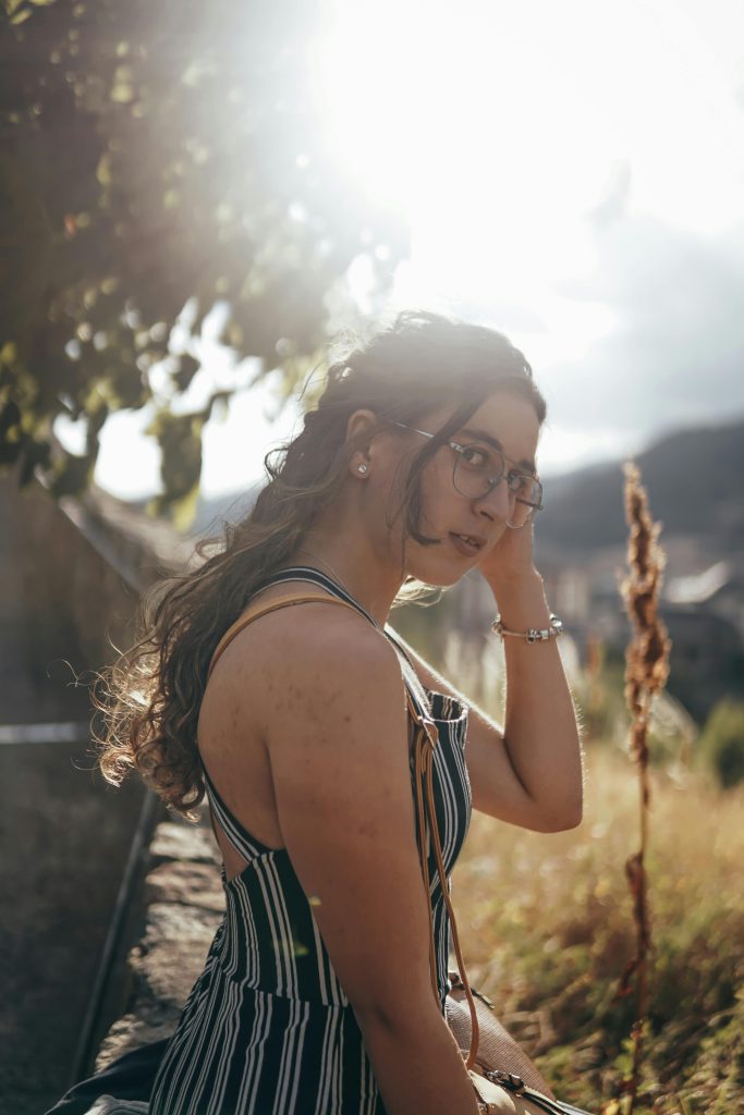 Bộ Ảnh Selfie Ngoài Trời Nắng 2026: Tips Chụp Như Pro