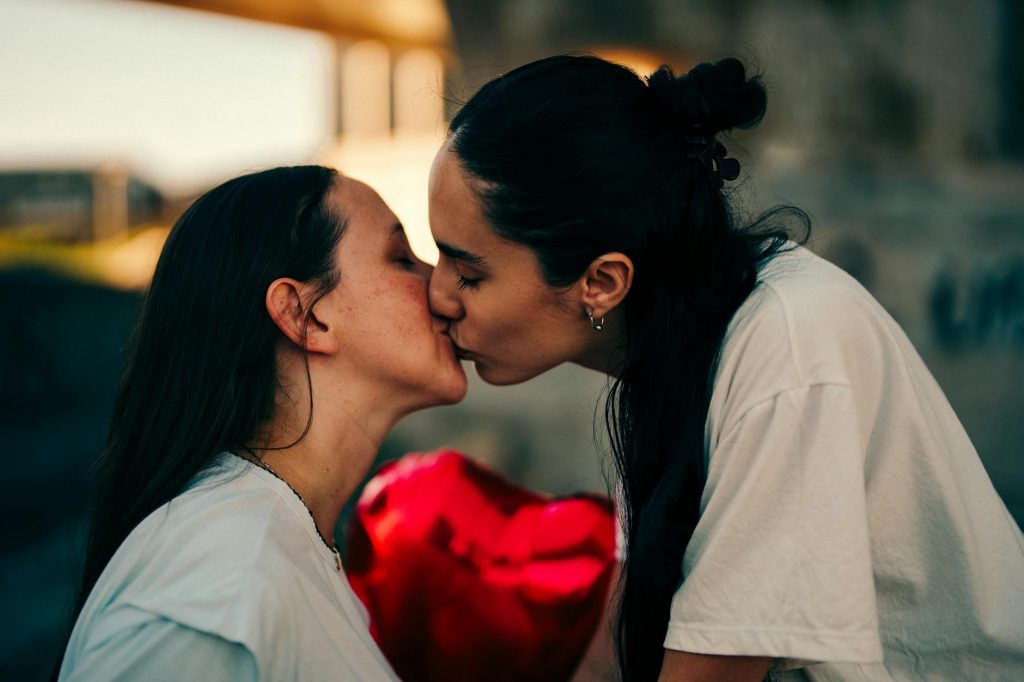 Chụp Ảnh Couple Đẹp 2026: Ý Tưởng, Pose & Mẹo Hay Nhất