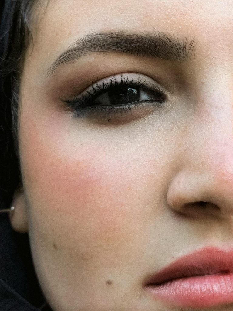 Cách Makeup Tự Nhiên Trước Khi Chụp Ảnh — 5 Bước Đẹp Như Idol Hàn